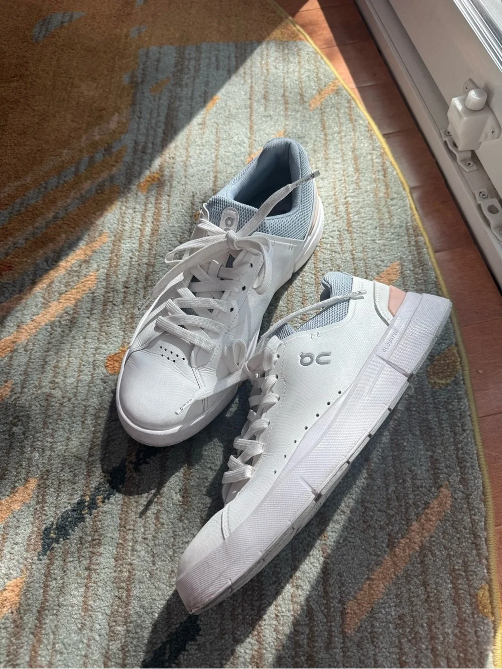 On The Roger Women’s Sneakers – White – Size 9.5